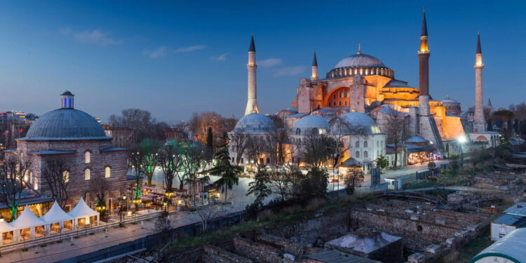 Cidade vibrante na fronteira entre Europa e Ásia atrai turistas de todo o mundo