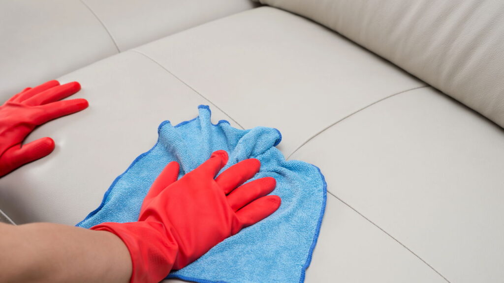 Como tirar manchas de caneta de móveis rapidamente com itens que você já tem!