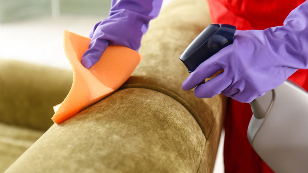 Como tirar manchas de caneta de móveis rapidamente com itens que você já tem!