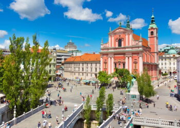 Cidade impressiona os turistas com seus cenários naturais e cultura local