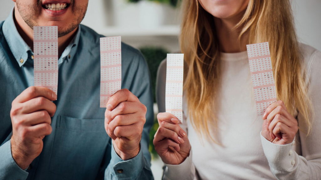 Bilhete de US$ 2 leva US$ 1,337 bilhões no Mega Millions um dos maiores da história!