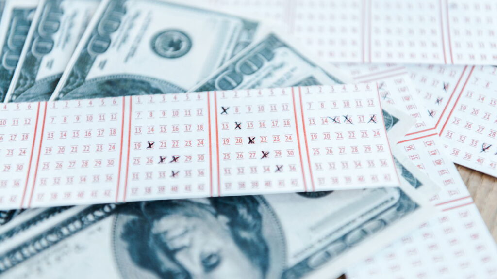 Sortudo leva pra casa US$1.348 bilhões com ticket de somente US$2!