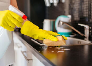 O melhor jeito de limpar armário da cozinha sem esforço