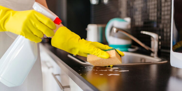O melhor jeito de limpar armário da cozinha sem esforço