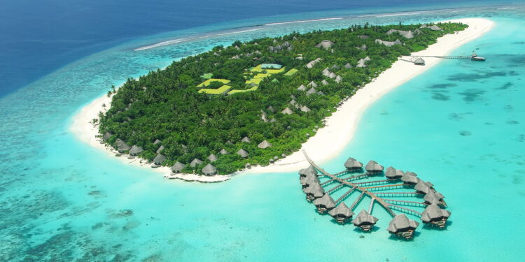 Cidade com águas cristalinas e praias paradisíacas, ideal para quem ama a natureza