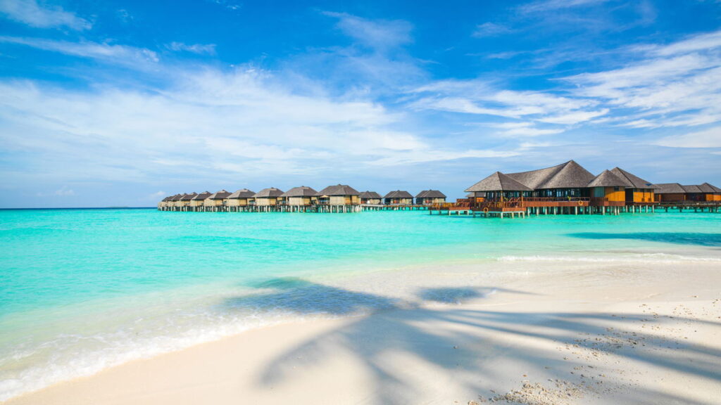 Cidade com águas cristalinas e praias paradisíacas, ideal para quem ama a natureza