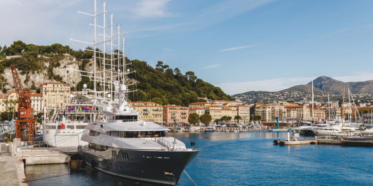 Cidade francesa tem pontos turísticos encantadores com clima ameno