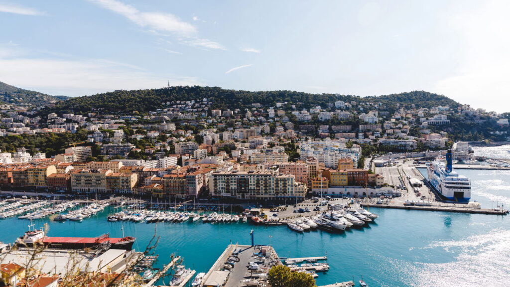 Cidade francesa tem pontos turísticos encantadores com clima ameno