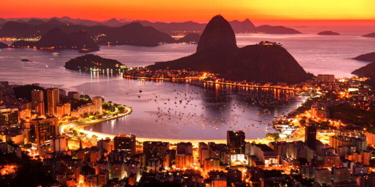 A praia de água cristalina a 19 km da capital do RJ que poucos conhecem!