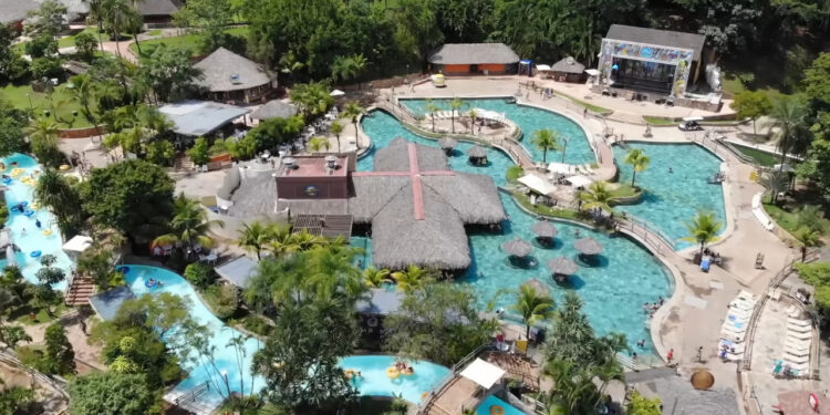 O refúgio de águas quentes no coração do Brasil conquista quem busca descanso e bem-estar