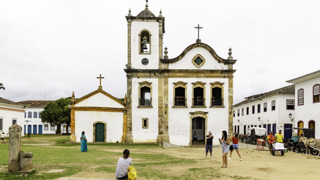 A praia de águas cristalinas a 240 km da capital do RJ que poucos conhecem!