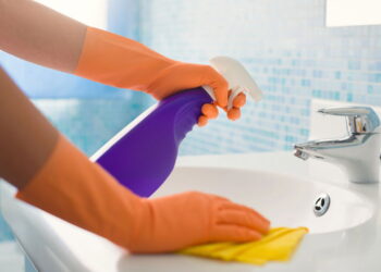 O truque simples que deixa o box do banheiro brilhando sem produtos caros