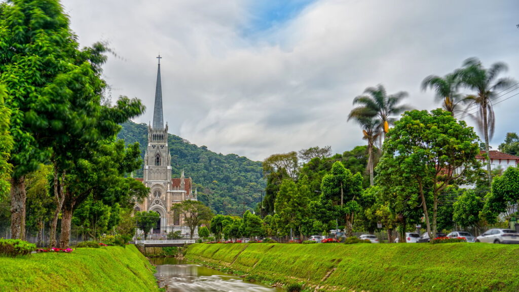 A praia de areia branca a 68 km da capital do RJ que poucos conhecem!