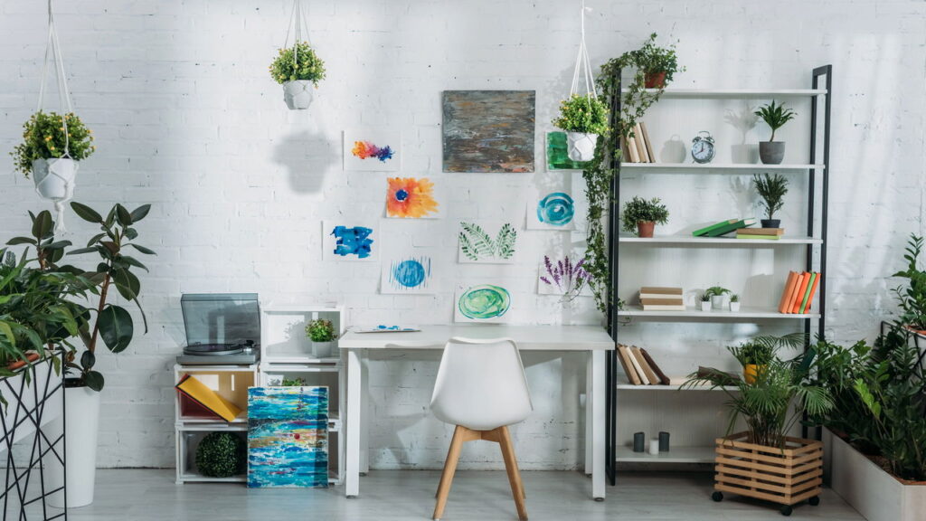 Seu jardim na parede: 10 plantas pendentes para espaços pequenos e aconchegantes