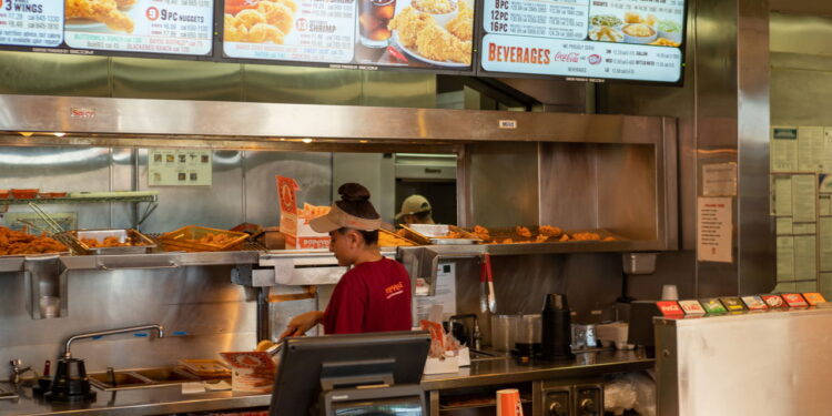 Grande rede de frango frito entra em falência e choca fãs