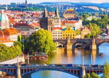 Cidade com arquitetura bem preservada que abarca séculos de estilos europeus