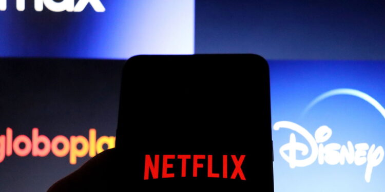 O filme que explodiu nas premiações e provoca polêmica chega ao streaming!