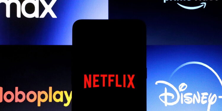 Filme com ''The Rock'' é ideal para fãs de ação explosiva e monstros gigantes!