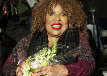 Morre cantora lendária de "Killing Me Softly" aos 83 anos e fãs sentem vazio!