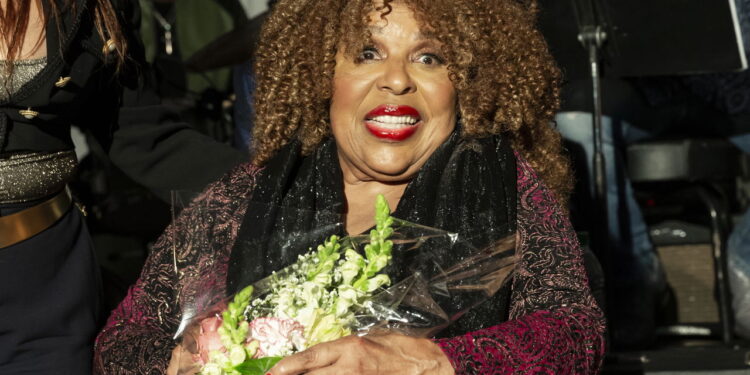 Morre cantora lendária de "Killing Me Softly" aos 83 anos e fãs sentem vazio!