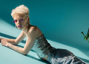 Sandálias anos 90 com jeans são o combo mais estiloso do momento