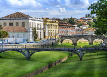 Cidade mineira preserva arquitetura do século XVIII e oferece vida moderna completa