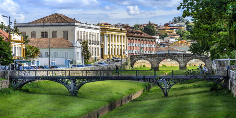 Cidade mineira preserva arquitetura do século XVIII e oferece vida moderna completa