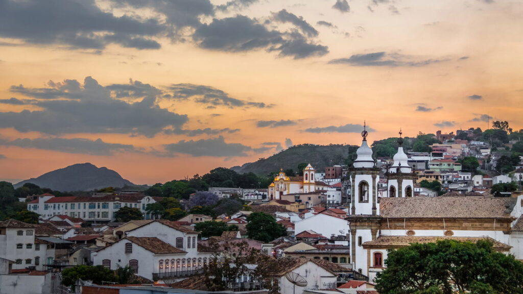Cidade mineira preserva arquitetura do século XVIII e oferece vida moderna completa