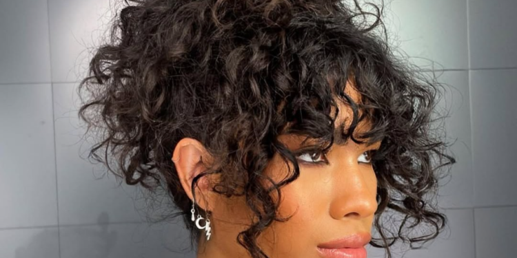Os 5 penteados mais bonitos e fáceis para cabelos cacheados