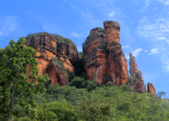 Serra no Brasil intriga com 'portais' e marcas de civilizações antigas