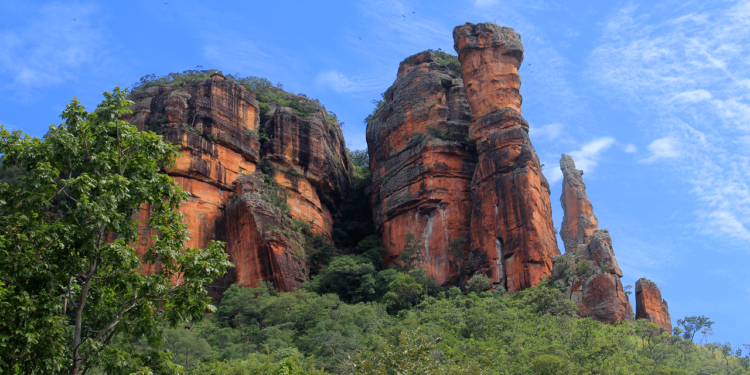 Serra no Brasil intriga com 'portais' e marcas de civilizações antigas