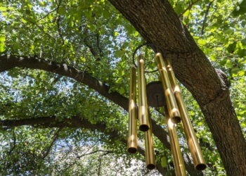 Qual é a verdadeira finalidade de pendurar sinos de vento na varanda segundo o Feng Shui