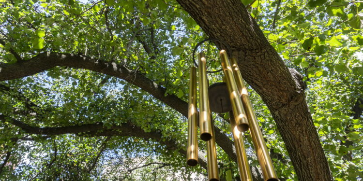 Qual é a verdadeira finalidade de pendurar sinos de vento na varanda segundo o Feng Shui