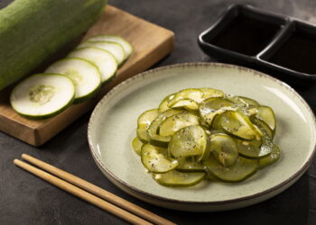 Sunomono refrescante pronto em 10 minutos com apenas 5 ingredientes