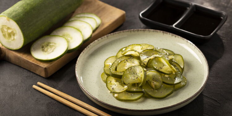 Sunomono refrescante pronto em 10 minutos com apenas 5 ingredientes