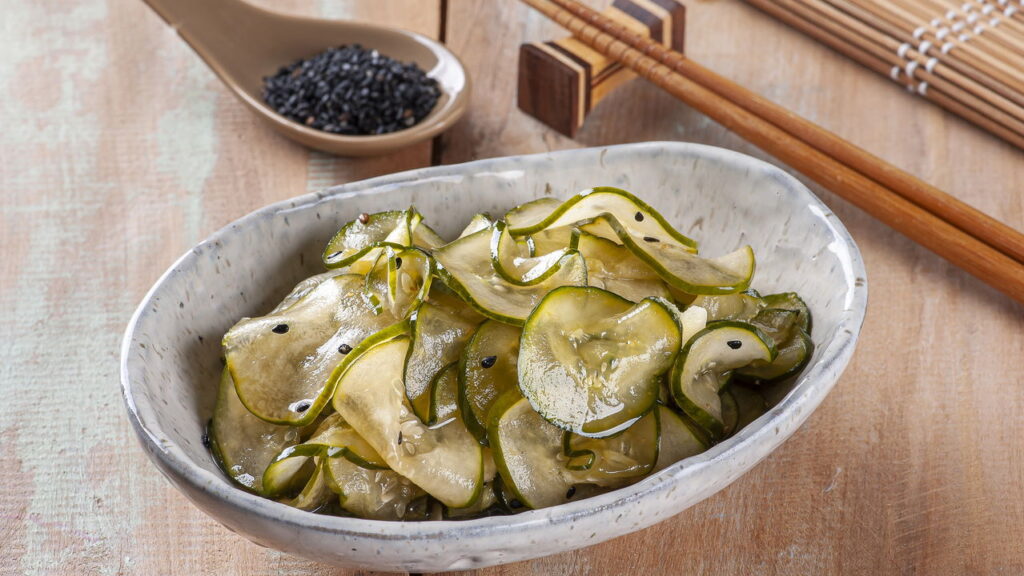 Sunomono refrescante pronto em 10 minutos com apenas 5 ingredientes