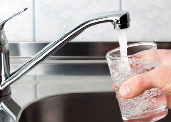 O método mais simples e barato para remover calcário do banheiro