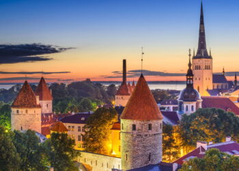 Cidade famosa por sua arquitetura medieval preservada oferece comodidade!