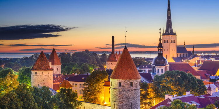 Cidade famosa por sua arquitetura medieval preservada oferece comodidade!
