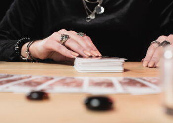 Como o tarô pode ajudar na tomada de decisões e no bem-estar