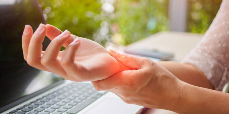 Quem sente dor no punho deve prestar atenção nesses sinais