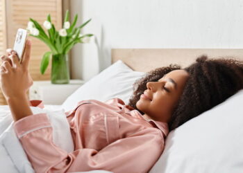 Checar o celular antes de dormir pode prejudicar seu sono, alertam especialistas!