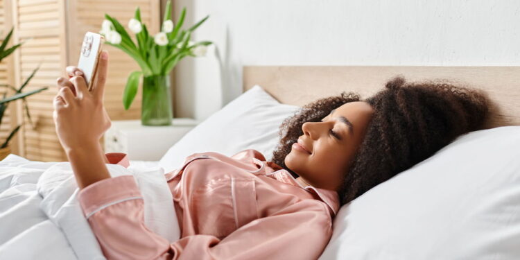 Checar o celular antes de dormir pode prejudicar seu sono, alertam especialistas!