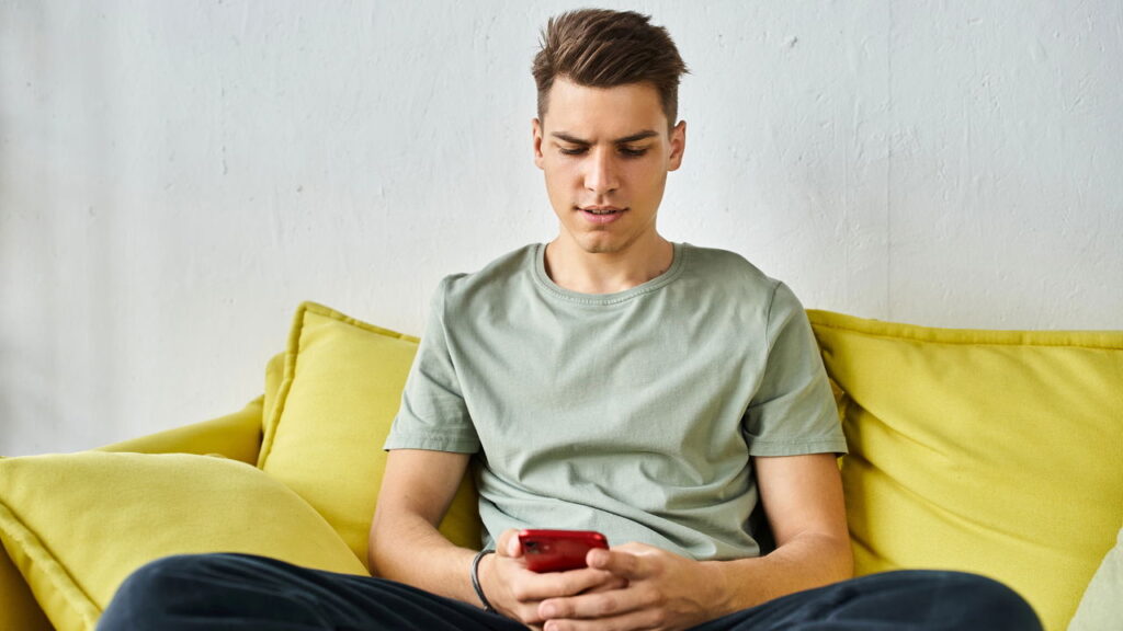 Checar o celular antes de dormir pode prejudicar seu sono, alertam especialistas!