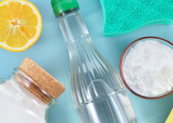 Nem alvejante forte, nem produto caro: o que realmente funciona para tirar odores da geladeira