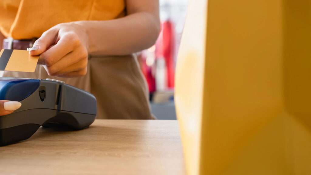 O que ninguém conta sobre a exigência de valor mínimo no cartão