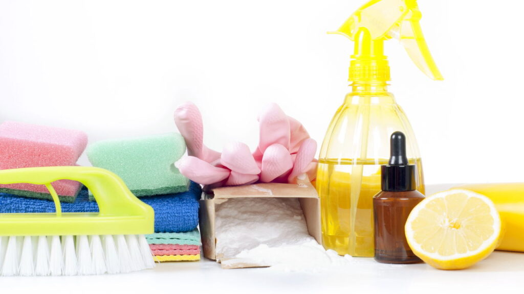 Vinagre e água sanitária juntos: perigo real ou mito?