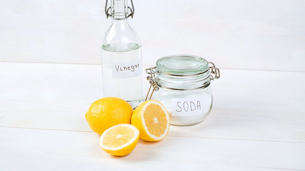 Vinagre e água sanitária juntos: perigo real ou mito?