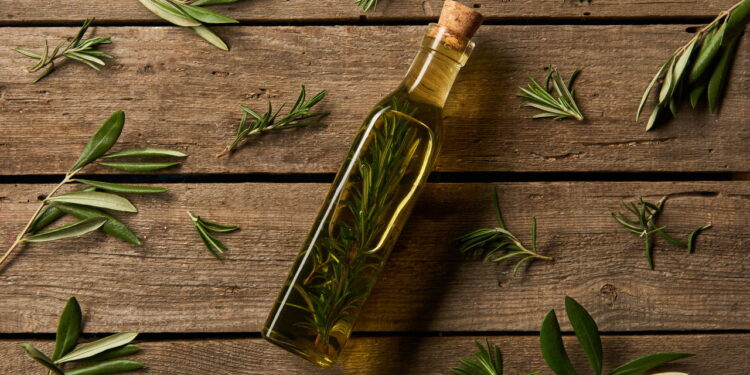 As propriedades curativas do alecrim auxiliam no combate a inflamações e ajudam a desinchar