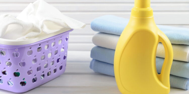 O melhor jeito de usar amaciante na limpeza sem desperdício